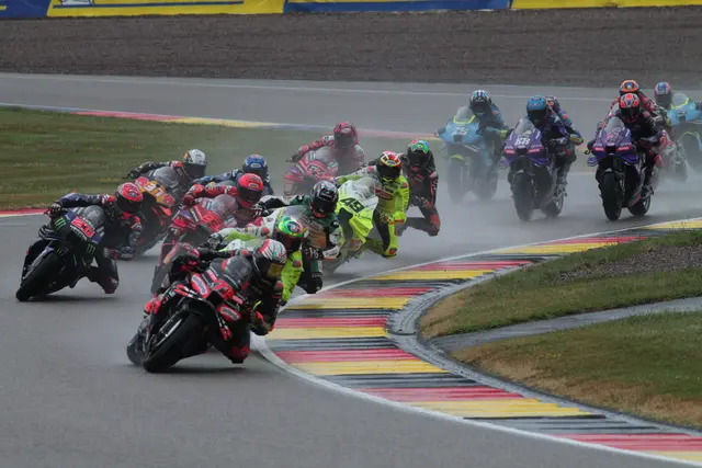 Start vom Sprintrennen in der MotoGP-Klasse auf dem Sachsenring | Foto: Michael Sonnick