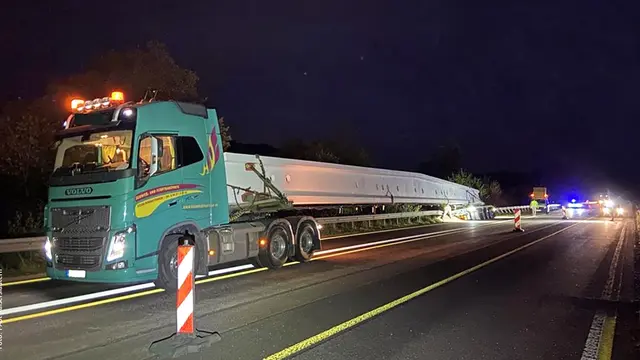 Ein Brückenbauteil von überdimensionaler Länge blockierte am Dienstagabend nach einem Zwischenfall die A62 bei Niedermohr – die Bergung dauerte bis in die Nacht hinein. | Foto: Polizeipräsidium Westpfalz