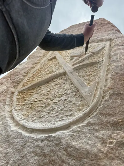 Das Ortswappen auf dem Sandstein nimmt konkrete Formen an. Die Arbeiten von Bildhauer und Steinmetz Richard Henkel kommen gut voran. | Foto: Alexander Lenz