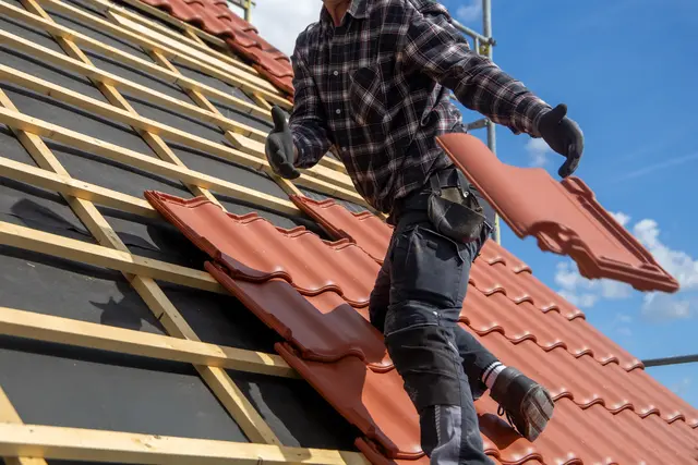 Dachdecker bei der Eindeckung an einem neuen Wohnhaus | Foto: Herrmann Agenturfotografie