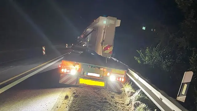 Mitten in der Nacht: Der Schwertransport kam im Baustellenbereich bei Niedermohr mit dem Nachläufer von der Fahrbahn ab. Die Fahrbahn Richtung Trier musste für die Bergung stundenlang gesperrt werden. | Foto: Polizeipräsidium Westpfalz