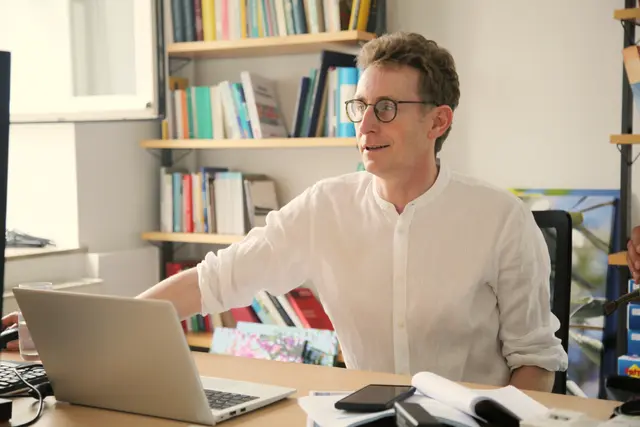 Tim Kahlen bei der Arbeit im Evangelischen Schulreferat Saarland | Foto: Amt für Religionsunterricht