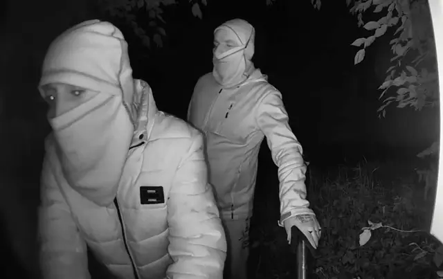 Diese beiden vermummten Personen mit Handschuhe wurden mehrfach von einer Video-Türklingel im Bereich zwischen Pirmasens-Erlenbrunn und Niedersimten aufgezeichnet. | Foto: Norbert Scharf