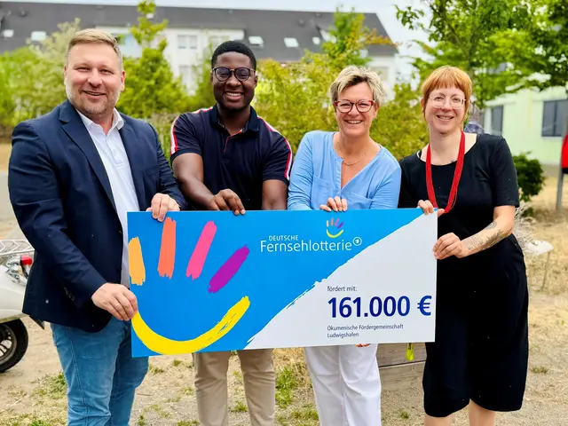 Stephan Masch von der Deutschen Fernsehlotterie, Raymond Höptner, Petra Kindsvater, Quartiersmitarbeiterin Cara Schwab | Foto: Deutsche Fernsehlotterie