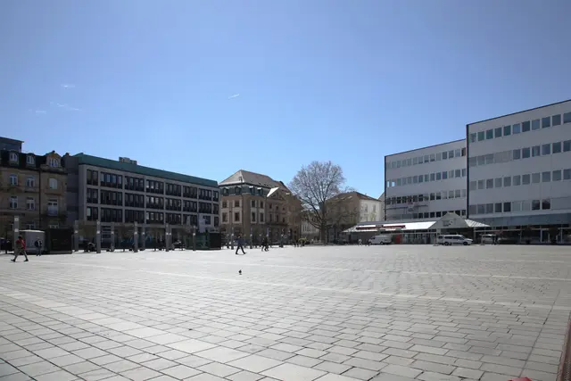 Am Mittwochnachmittag informierte eine Zeugin die Polizei über einen Vorfall in einem Supermarkt am Stiftsplatz | Foto: Monika Klein