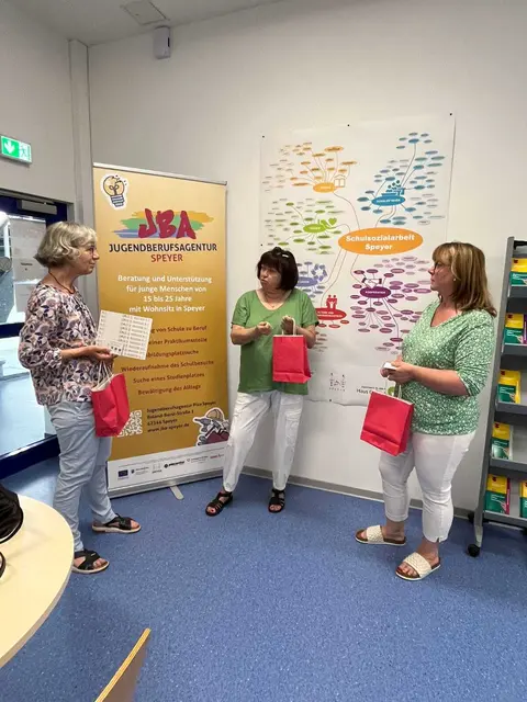 V.l.n.r.: Andrea Schmitzer, regionale Koordinatorin der JBA+ Speyer, Hanne Gabel-Monka, Präsidentin des Zonta Freundeskreises, und Bettina Baldauf, Sachgebietsleitung Schul- und Jugendsozialarbeit | Foto: Gabel-Monka/gratis