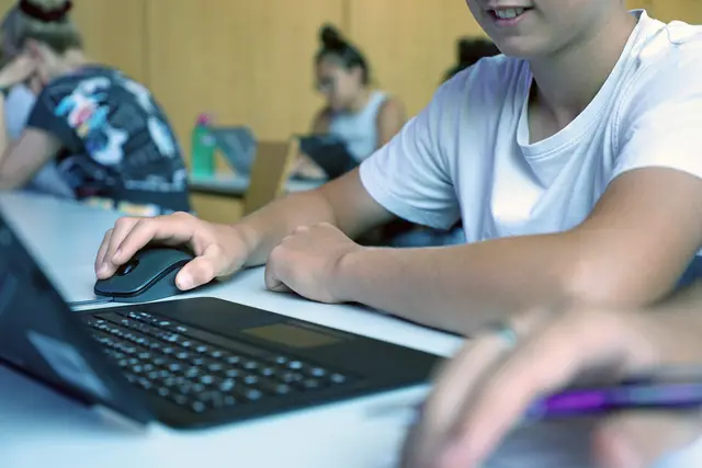 Begeisterung für technische Bildung wecken: Schüler:innen und Studierende beim CAD-Konstruieren im neuen Lehr-Lern-Labor Technik der Pädagogischen Hochschule Karlsruhe.
| Foto: PHKA/Thelen