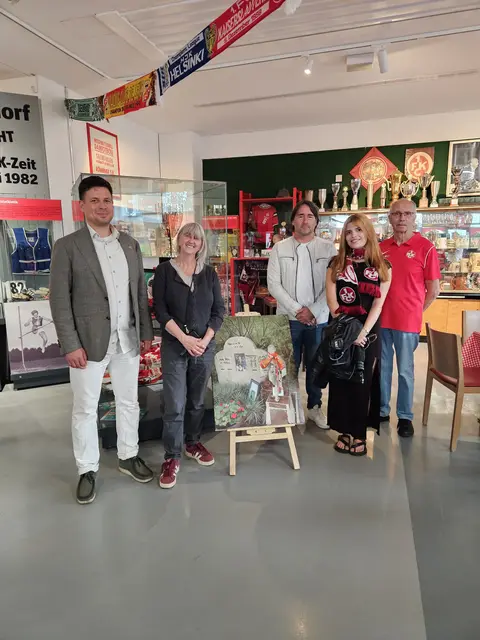 Bei der Übergabe des Gemäldes: Manuel Steinbrenner (von links), Stefanie Werner, Gerhard Prottung, Johanna Menzel und Rolf Conrad | Foto: Stadt Kaiserslautern/gratis