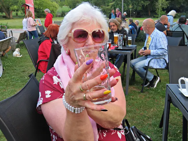 Aus Bad Bergzabern mit Regenbogen-Fingernägeln ums Dubbeglas | Foto: Brigitte Melder