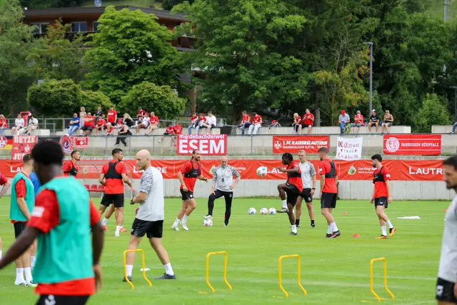 Die Profis schwitzen unter den wachsamen Augen der mitgereisten FCK-Fans | Foto: Thomas Hilmes