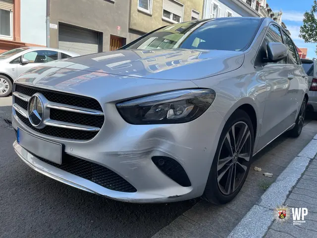Die Stoßstange des Mercedes wurde zerkratzt und stark eingedellt | Foto: Polizeipräsidium Westpfalz