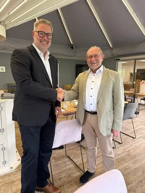 Präsidentenwechsel beim Lions-Club Edenkoben/Schloss Villa Ludwigshöhe: Christopher Hans (links) folgt auf Klaus-Peter Risch | Foto:  Lions-Club Edenkoben Schloss Villa Ludwigshöhe