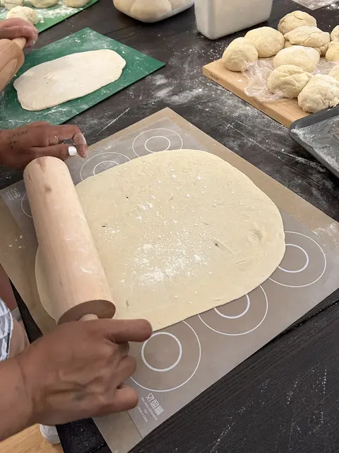 Selbst kochen, sich dabei kennenlernen und dann gemeinsam essen: Das Projekt "Weltreise im Kochtopf" ergänzt die bestehenden Angebote des Jugendtreffs Betzenberg | Foto: Stadt Kaiserslautern/gratis