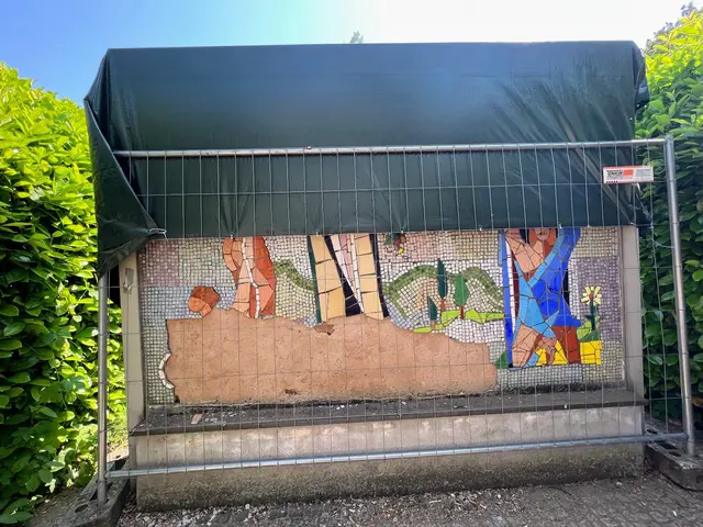 So sieht das Kunstwerk aktuell aus – beschädigt, aber mit Hoffnung auf Rettung. | Foto: Teilweise enthülltes Mosaik