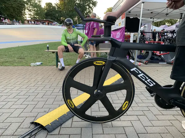 Henric Hackmann mit seinem Bahnrad | Foto: Michael Sonnick