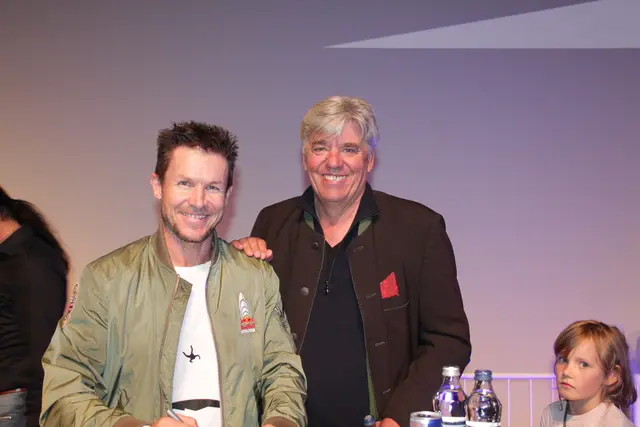 Felix Baumgartner (links) und Hermann Layher vom Technik Museum  | Foto: Michael Sonnick