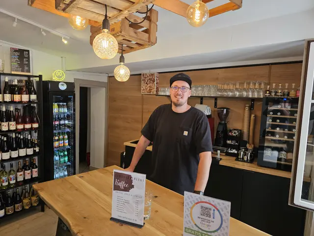 Paul Bernsdorf mit seinem Pfälzer Kaffee und Woi | Foto: Michael Landgraf
