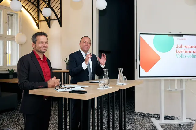 Volkswohnungs-Geschäftsführer Stefan Storz (links) und Bürgermeister Daniel Fluhrer bei der Jahrespressekonferenz | Foto: Volkswohnung