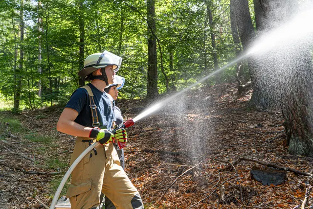 Beim Löschen des angenommenen Brandes: Die einzelnen Feuerwehren innerhalb der Verbandsgemeinde Otterbach-Otterberg führen jährlich mehrere gemeinsame realitätsnahe Übungen durch. Die daraus gewonnenen Erkenntnisse fließen in die Alarm- und Einsatzpläne ein


 | Foto: Jörg Tremmel/gratis