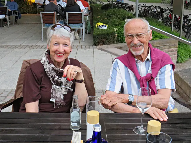 Gitte Seiler und ihr Mann, der Künstler Dr. Erhard Seiler blieben gleich im Turmrestaurant sitzen | Foto: Brigitte Melder