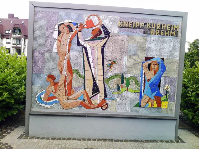 Mosaik „Heilkräfte des Wassers“ – 2011 feierlich enthüllt, heute verhüllt. | Foto: Halfen-Mosaik an der Südpfalz-Therme