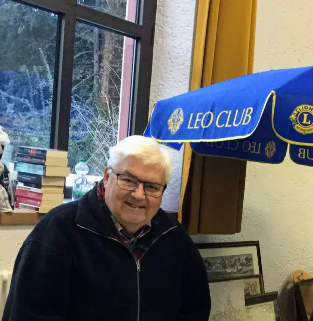 Klaus Haas beim Lions-Club-Einsatz – engagierter Retter des Mosaiks an der Therme. | Foto: Klaus Haas