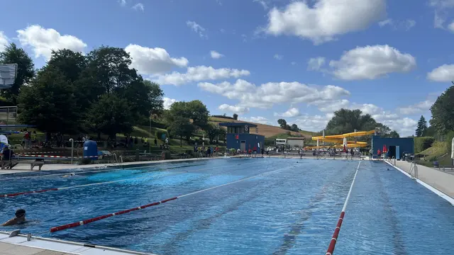 Das Ziel ist für beide Strecken im Schwimmbad | Foto: Gerhard Jendryschik