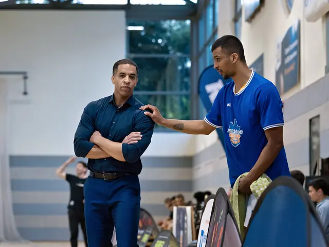Latrell Großkopf (rechts) verabschiedet sich von den Ahorn Camp Baskets um Trainer Carl Mbassa
 | Foto: Baskets Speyer