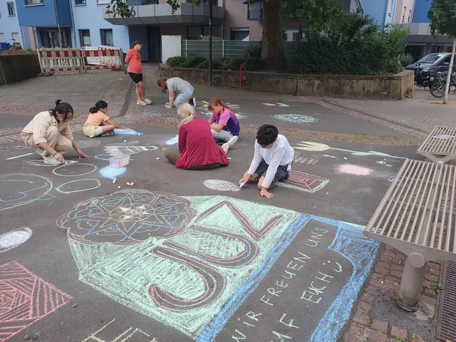 Für die Einweihungsfeier bemalten die Kinder und Jugendlichen den Platz der Kinderrechte mit Willkommensgrüßen | Foto: Stadt Kaiserslautern/gratis