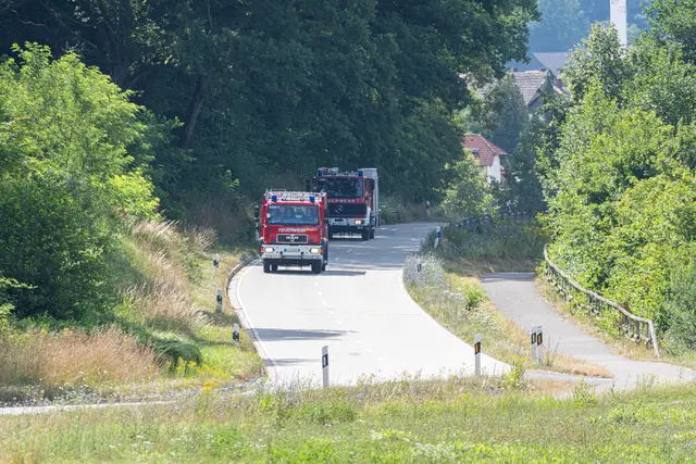 Auf dem Weg zum angenommenen Waldbrand: Löschfahrzeuge im Pendelverkehr | Foto: Jörg Tremmel/gratis