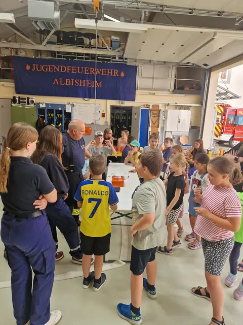 Die Kinder bekommen spannend die Funktion eines Rauchmelders erklärt. | Foto: AS