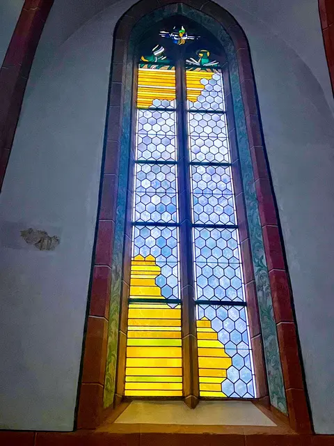 Glasfenster von Hein Halfen in der Marktkirche Bad Bergzabern. Ausdruck seines Schaffens in sakralem Raum. | Foto: Licht und Glaube