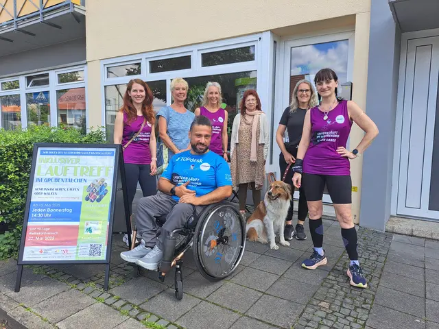 Wollen Kilometer machen: Inklusionssportler Abdul Dogan (vorne), Julia Bangert von der Siak (v. l.), Carmen Stemper (Ehrenamtlerin beim Stadtteilbüro), Jennifer Höning (Bewegungsmanagerin der Stadt), Ute Rottler vom Stadtteilbüro, Sandra Pitschi mit Hund Dino und Melanie Göttel | Foto: Monika Klein