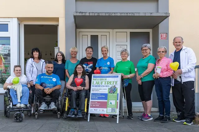 Der Auftakt des inklusiven Lauftreffs mit Inklusionssportler Abdul Dogan (Zweiter von links) und Laura Balzer (rechts daneben) | Foto: Elmar Geissler/gratis