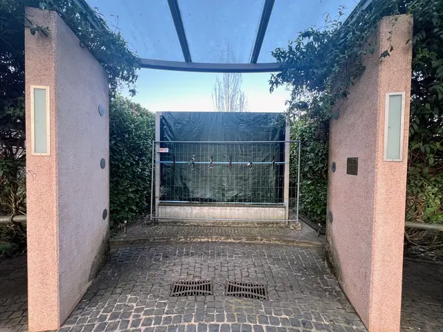 Das große Mosaik an der Südpfalz-Therme – derzeit verborgen hinter Plane und Bauzaun. | Foto: Verhülltes Werk