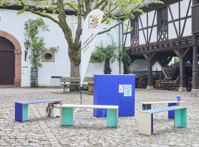 Das Ergebnis des Kreativworkshops: die fertiggestellten Bänke samt Bar | Foto: Thomas Brenner/gratis