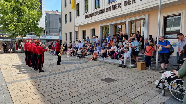 Der Platz vor der Handwerkskammer war ebenfalls gut besucht | Foto: Ralf Vester