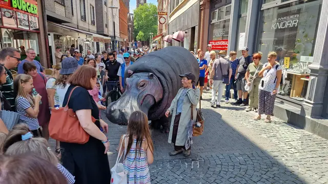 Zauberhaftes Spektakel in der Lautrer Innenstadt: Sogar ein verblüffend echt aussehendes Nilpferd namens "Nellie" war in den Straßen unterwegs - sehr zur Freude der Kinder. | Foto: Ralf Vester