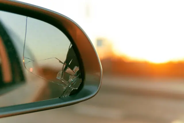 An einem Auto wurde der Außenspiegel abgetreten | Foto: Vladyslav/stock.adobe.com