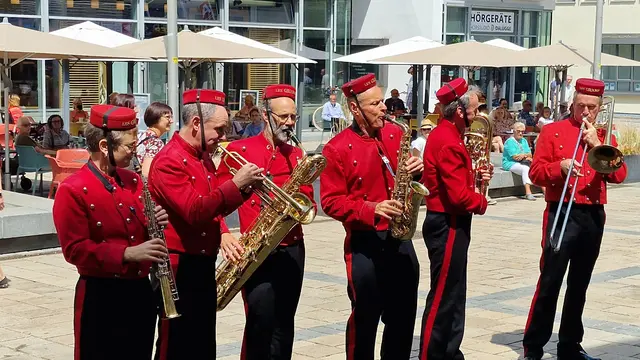 Das Brass-Orchester "Les Grooms", die Publikumslieblinge aus Frankreich, spielten am Samstagmittag auf dem Altenhof | Foto: Ralf Vester