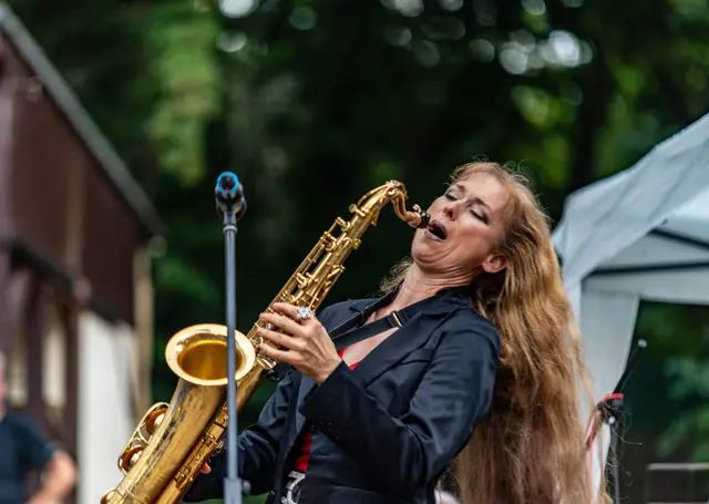 Lady mit Sax  Claudia Lindner.  | Foto: Wolfgang Neuberth