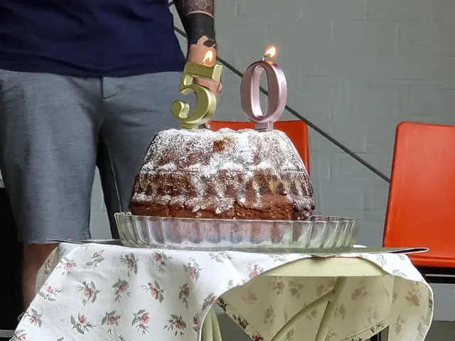 Zum Parkjubiläum gab es einen Kuchen.  | Foto: BAS