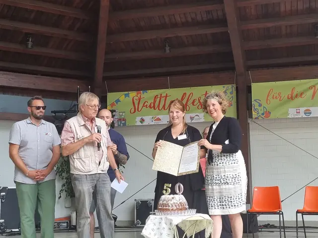 Jessica Schadt (2. von rechts) wurde für ihr großes ehrenamtliches Engagement im Stadtteil als Herzogenriedlerin des Jahres 2025 ausgezeichnet. | Foto: BAS