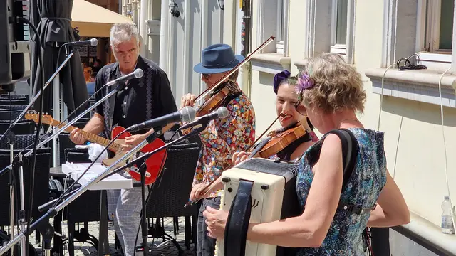 "The Beez" aus Australien unterhielten die Besucher mit Rock- und Pophits auf dem Martinsplatz | Foto: Ralf Vester