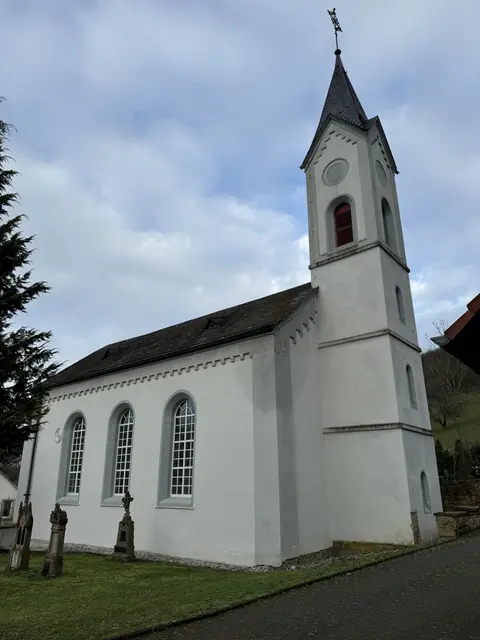 Sitterser Kirche wurde 1846-1848 auf Kosten der Kirchenschaffnei Obermoschel gebaut. Die Orgel stammt aus dem Jahr 1860/Firma Karl Wagner, KL 1888 wurde der ursprüngliche Turm auf der Nordseite wegen Baufälligkeit auf der anderen Seite neu errichtet. Letzte Sanierung der Kirche 2010-2012, u.a. Vergoldung des Hahns auf Kirchenspitze | Foto: Arno Mohr