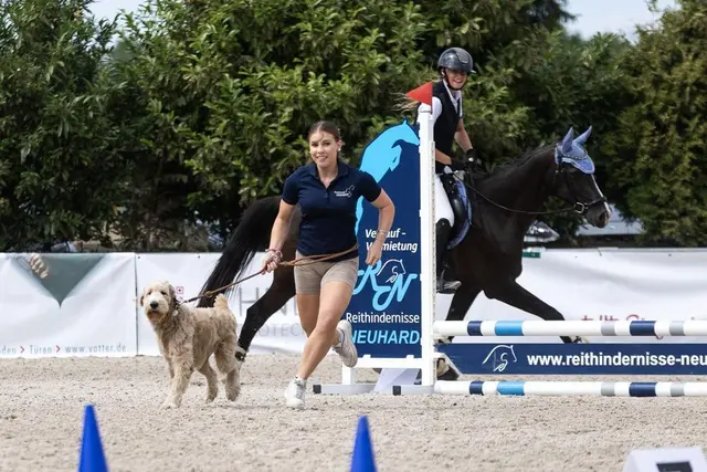 "Jump and Dog": Junis Burkhard mit Stella Cedente und Läuferin Nora Burkhard mit Hund Leopold | Foto: Sandra Böhling