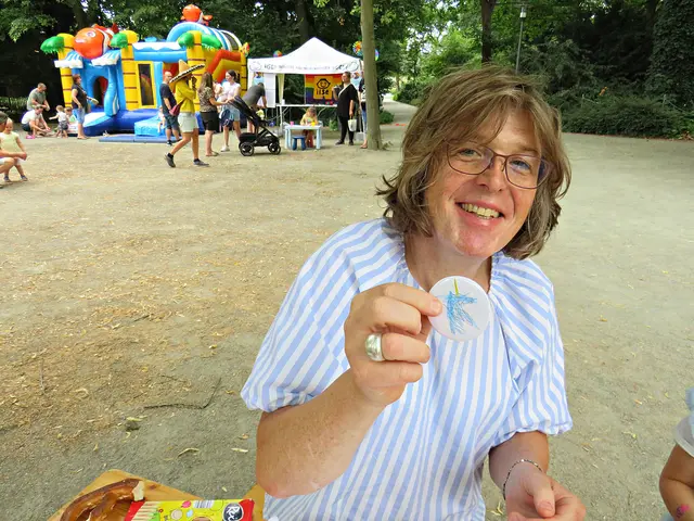 Vanessa Weiß am Buttonstand | Foto: Brigitte Melder