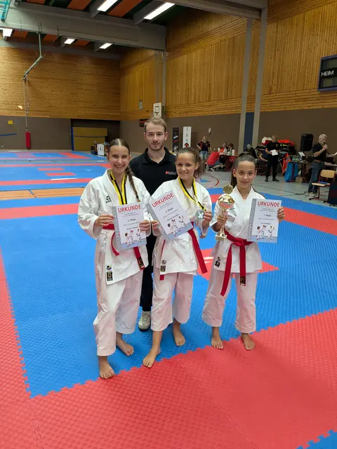 v.l.n.r.: Stella Culman, Anouk Lipowsky, Zoe Klement mit Wettkampf-Coach Hannes Höft | Foto: BCRN
