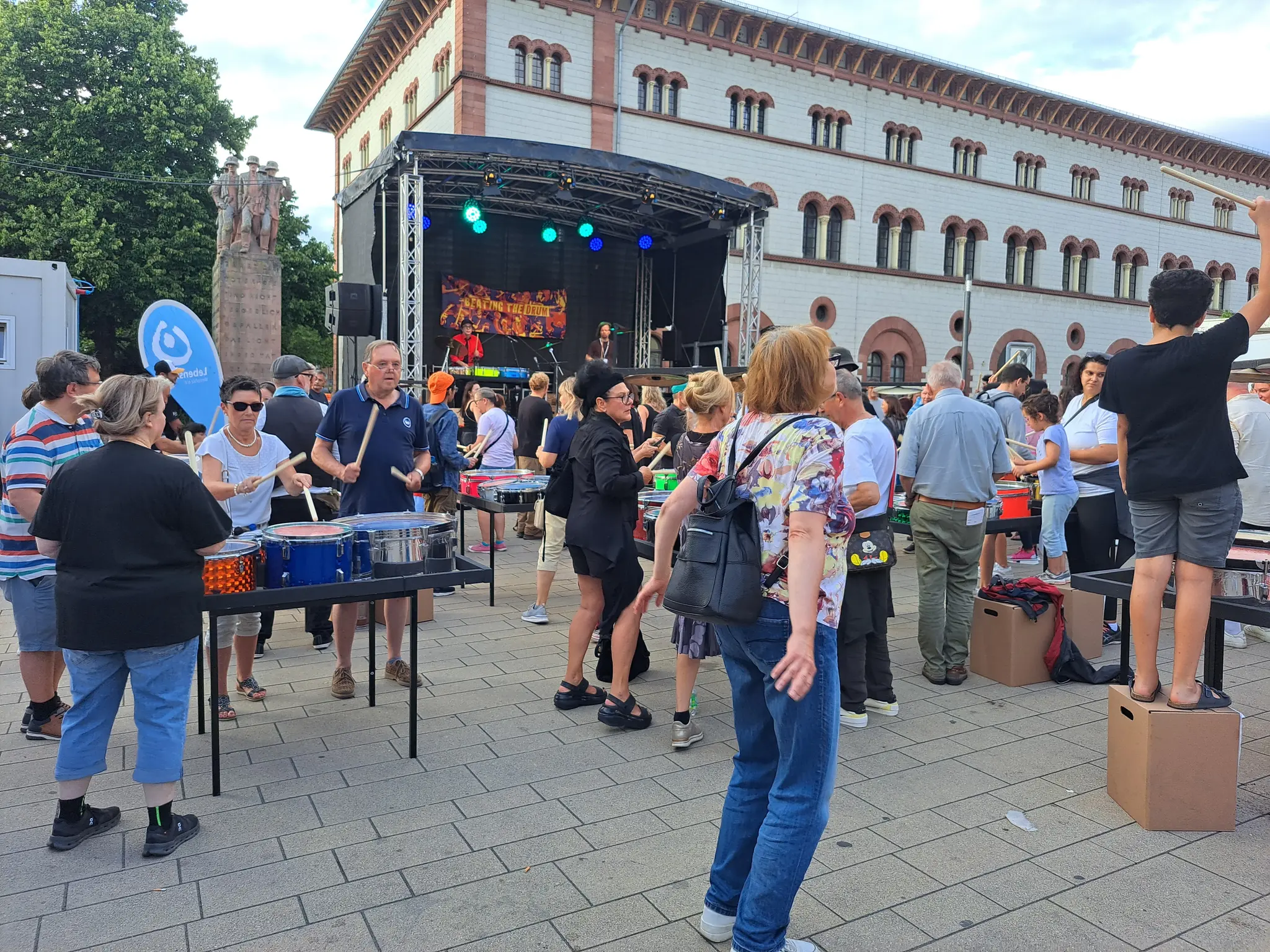 -Alles-muss-raus-Festival-Stimmung-Spektakel-Sommerflair-in-Kaiserslautern