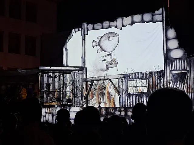 Bewegte Bilder, Livemusik und eine bewegende Geschichte, erzählt vom Collectif La Méandre aus Frankreich, zog die Zuschauer in ihren Bann | Foto: Monika Klein